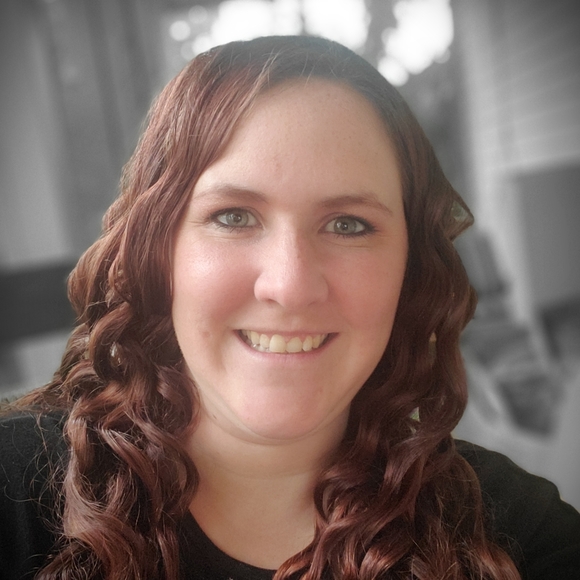 Meet your Posher, Amanda - Picture 2 of 3